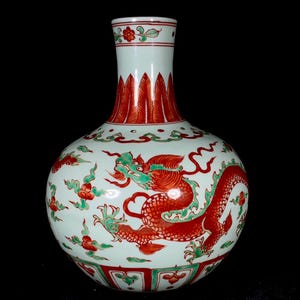 Antik kinesisk porslinsvas: Ming Xuande Wucai drakmotiv