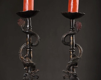 Coppia di antichi candelieri cinesi in bronzo dorato a forma di drago: decorazioni per templi
