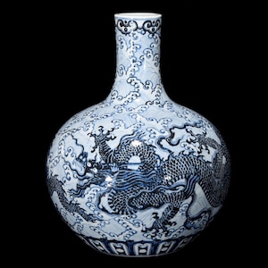 Op de afbeelding: Blauw-witte keramische vaas met een ronde body en een lange hals. De vaas heeft een gedetailleerd drakenontwerp in blauwtinten tegen een witte achtergrond. De draak is omgeven door wervelende wolken en golven.