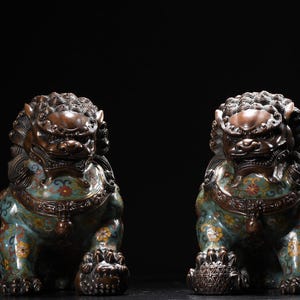 Grandes perros Foo cloisonné: pareja de leones guardianes de bronce esmaltado chino