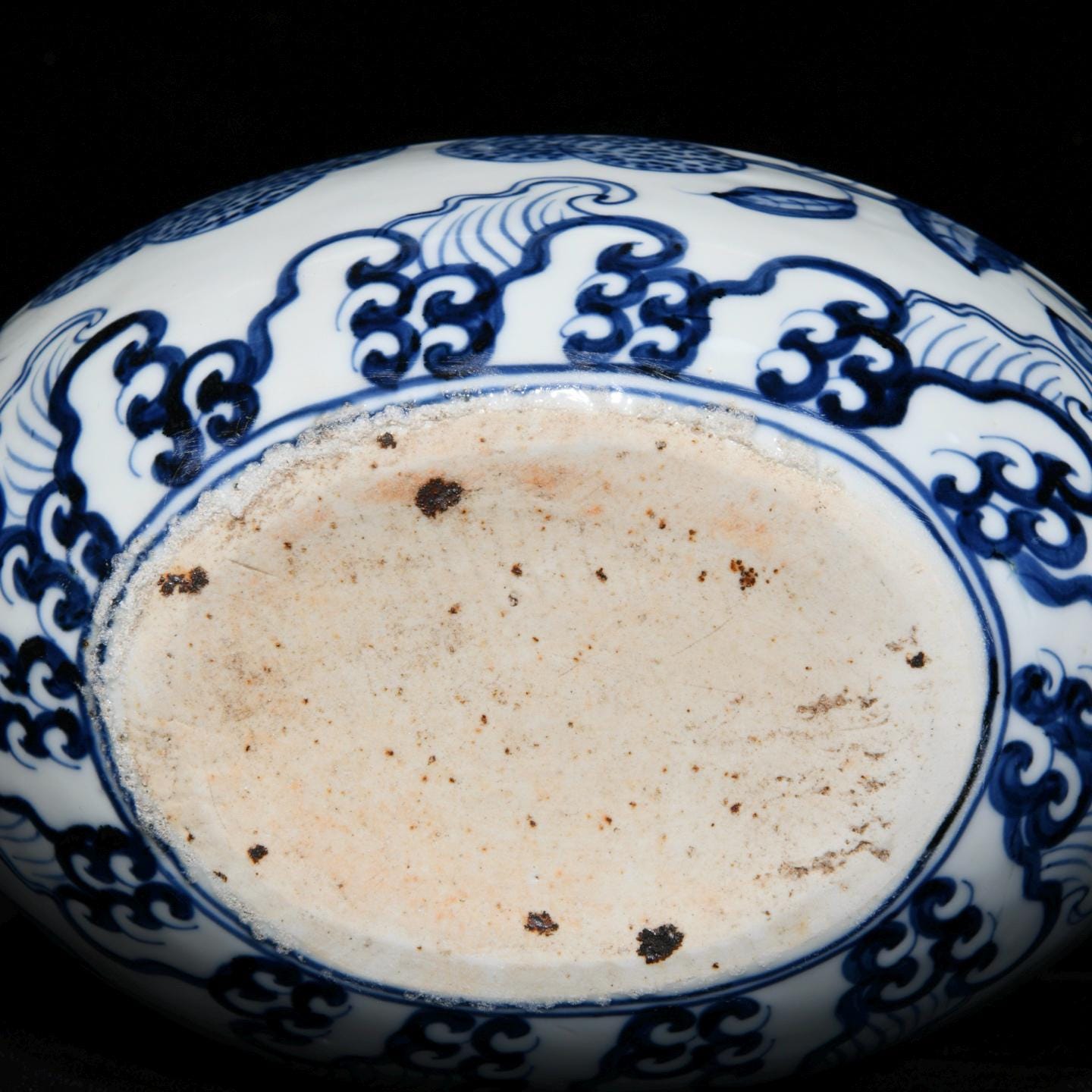 Ming Xuande Blue and White Porcelain Vase: Lichee Fruit Motif