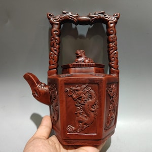 Może przedstawiać: Ręcznie robiony drewniany znak z napisem "Welcome" w zabawnej czcionce. Znak ma postarzone białe tło i ciemną, bejcowaną drewnianą ramę. Wymiary: około 30 cm szerokości i 15 cm wysokości.