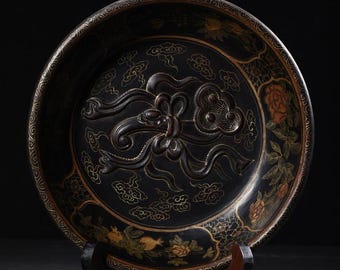 Plato antiguo chino lacado y dorado: relieve tallado a mano, decoración oriental.