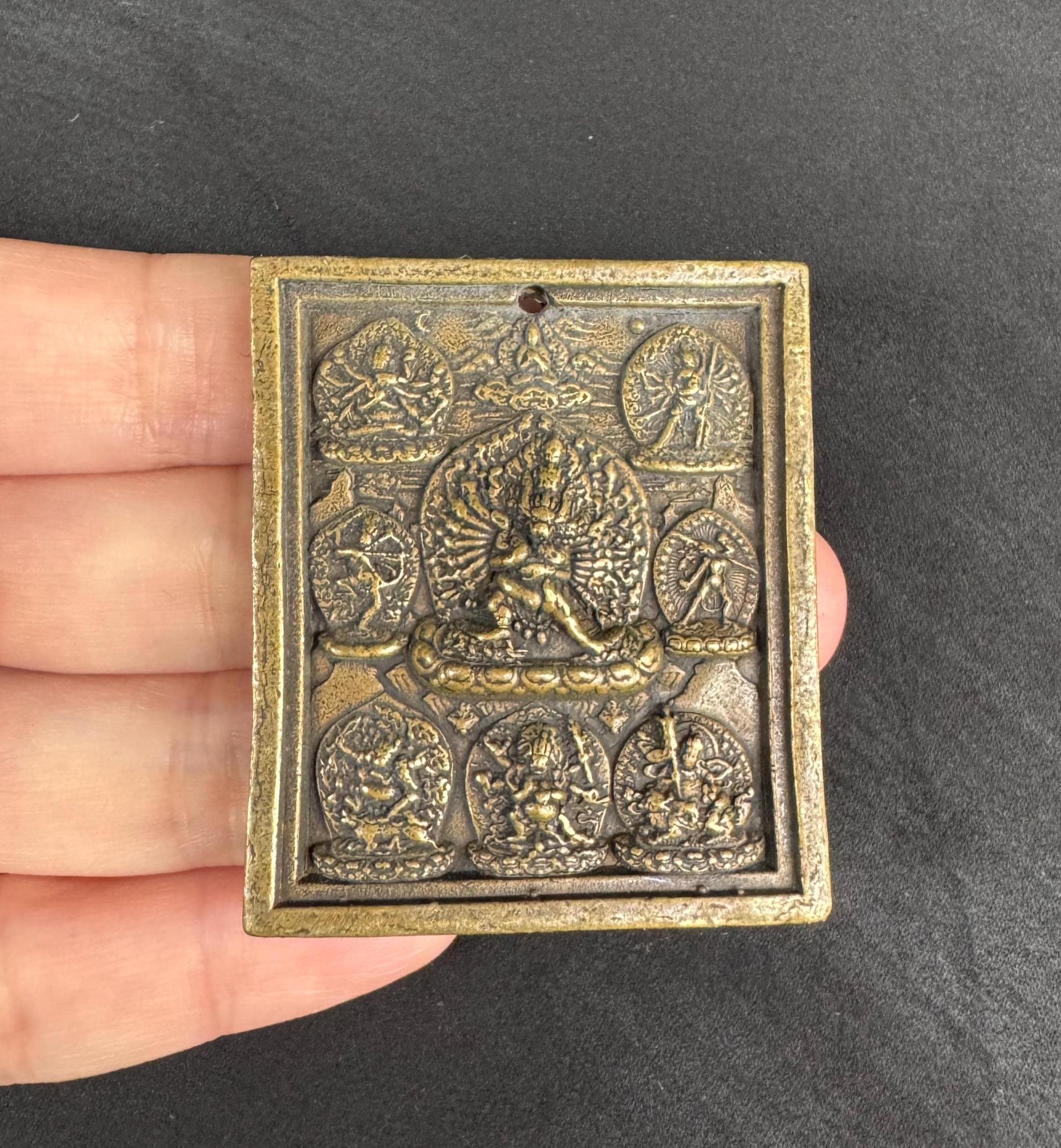 チベット真鍮製お守り – 八百万の神 9柱の神札 4.3 cm、仏教の守護神
