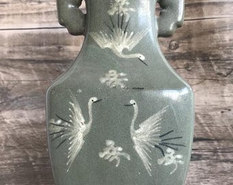 中国の骨董品は、手作りの高麗青磁の鶴模様の磁器の花瓶と壺を収集し
