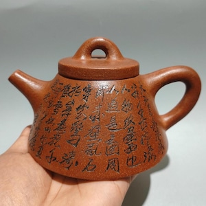 以下が含まれることがあります： つや消し仕上げの、斑点模様のセラミックマグカップ3個セット。マグカップはクリーム色、ライトグレー、ダークグレーの3色。各マグカップはシンプルでミニマルなデザインで、コーヒーや紅茶に最適です。