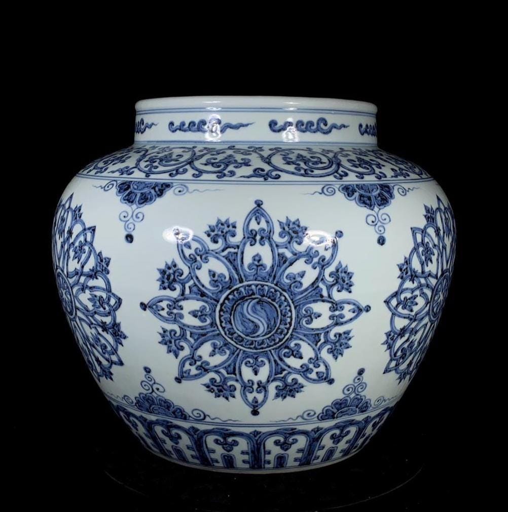 明宣徳青白磁壺：宝香花文様 - Etsy 日本