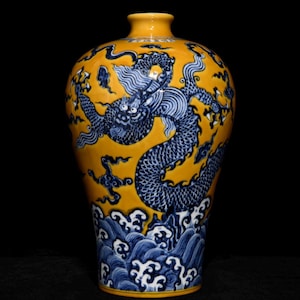 Antik Ming Xuande Gulgrund Blå och Vit Drake Meiping Vas