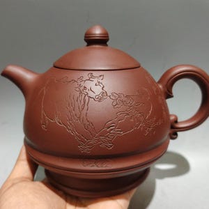 Teiera vintage Yixing Zisha – Argilla viola fatta a mano, intaglio a forma di bue