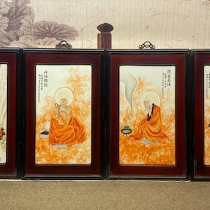 Ensemble de 4 panneaux en porcelaine Arhat, encadrés de bois rouge chinois ancien, peints à la main. Art mural bouddhiste Luohan.