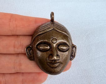 Colgante de latón vintage con rostro meditativo, amuleto de máscara espiritual tribal, dije de estilo himalayo