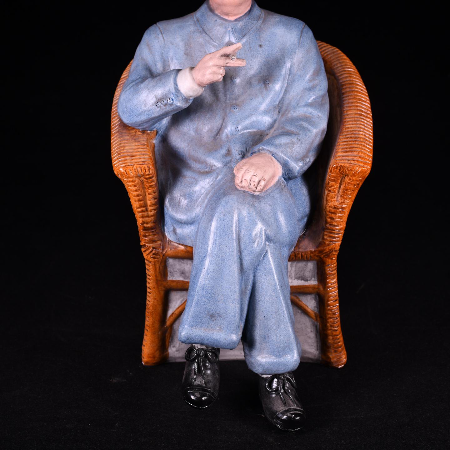 籐椅子に座る毛沢東のヴィンテージ中国磁器像｜1970年代の手作り陶器像