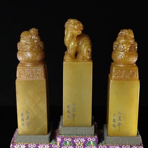 Chinesisches Tianhuang-Steinsiegel, 3 mythische Tiere, handgeschnitzt, feine durchscheinende Textur mit Adern, Sammlerkunst