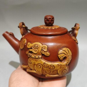 Yixing Zisha tvåfärgad tekanna, handgjord Hong Ni rödlera, skyddslejonrelief, 360 ml kinesisk Gongfu-tekanna med handtag