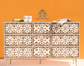 Armário de madeira branca com estampa floral e 9 gavetas.