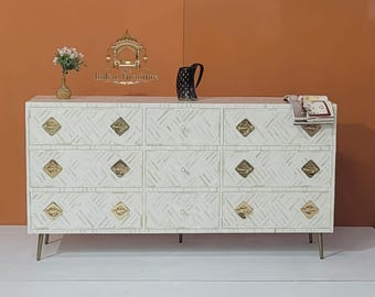 Armário com detalhes em osso branco, padrão floral, 9 gavetas.