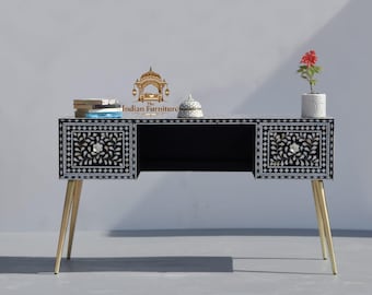 Escritorio con incrustaciones florales en hueso: mesa de escritura artesanal en blanco y negro con patas de metal.