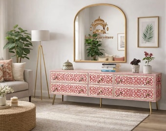 Consola multimedia artesanal con incrustaciones de hueso y estampado floral turquesa.