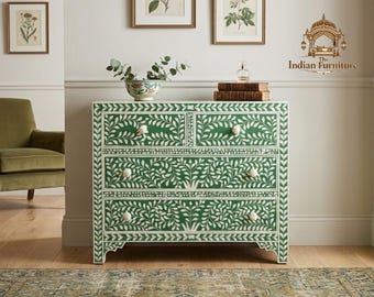 Cómoda verde con incrustaciones de hueso y elegante mueble con detalles florales.