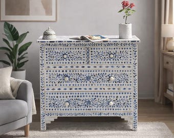 Cômoda artesanal com incrustações de osso e estampa floral turquesa.