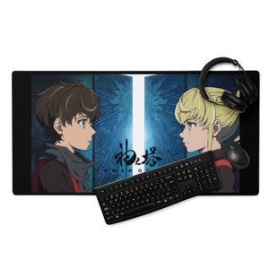 Może przedstawiać: Czarna prostokątna podkładka pod mysz z postaciami z anime Tower of God. Podkładka ma niebieskie tło z japońskim tekstem i ilustracjami postaci. Czarna klawiatura, mysz i słuchawki leżą na niej.