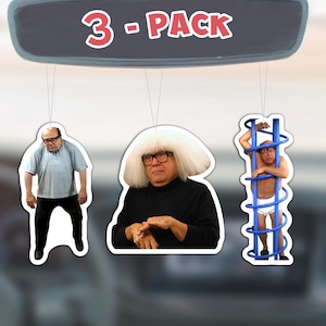 Könnte beinhalten: Drei Auto-Lufterfrischer mit Bildern eines Mannes in einem blauen Hemd, eines Mannes mit einer weißen Perücke, der einen schwarzen Rollkragenpullover trägt, und eines Mannes in einer blauen Badehose, der eine blaue Wendeltreppe hinaufklettert. Der Text "3 - PACK" ist oben im Bild sichtbar.