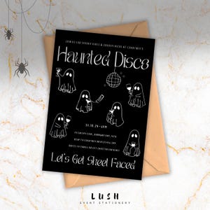 Może przedstawiać: Czarno-białe zaproszenie na imprezę Halloweenową z tekstem "Haunted Disco" i "Let's Get Sheet Faced". Zaproszenie przedstawia kulę dyskotekową i kilka duchów trzymających napoje.
