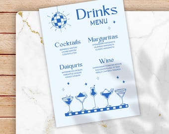 Puede incluir: Un menú de bebidas azul y blanco con un gráfico de bola de discoteca en la parte superior. El menú enumera cócteles, margaritas, daiquiris y vinos. El menú también presenta un gráfico de seis vasos con diferentes bebidas.