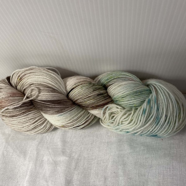 Hilo de nailon para calcetines de lana merino teñido a mano: verde mar, marrón y blanco (400 m)