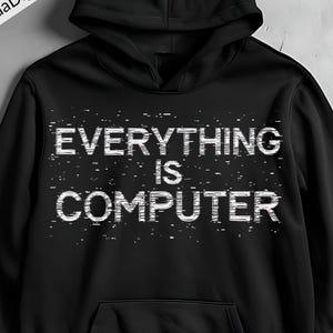Op de afbeelding: Zwarte hoodie met een witte afbeelding waarop "EVERYTHING IS COMPUTER" staat in een gepixelde lettertype.