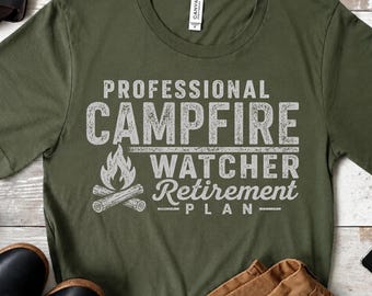 Professionelles Campfire Watcher Ruhestandsplan Shirt, lustiges Camping T-Shirt Geschenk, Camper Humor im Ruhestand, Outdoor Grafik T-Shirt