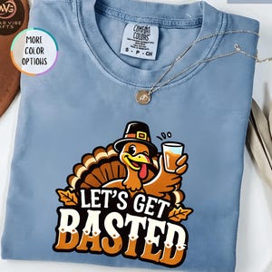 SVG y PNG de "¡A beber cerveza!", PNG de pavo divertido bebiendo cerveza en Acción de Gracias, diseño de fiesta otoñal con pavo borracho, descarga digital de humor para Acción de Gracias