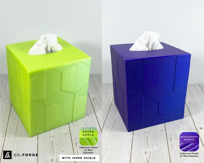 Pu&ograve; includere: Due copri scatole per fazzoletti quadrati con una texture geometrica sfaccettata. Uno &egrave; verde lime brillante etichettato Green Apple, l'altro &egrave; viola intenso etichettato Witchcraft Purple. Entrambi presentano una finitura iridescente e riflessi blu.