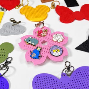 Portachiavi personalizzato con espositore per spille / Porta spille smaltato / Charm per borse ita e zaini / Espositore per scambio di spille
