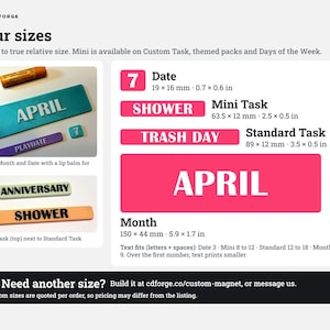 Może przedstawiać: Tabela informacyjna produktu zatytułowana Four sizes przedstawiająca r&oacute;żne prostokątne magnesy z etykietami Date, Mini Task, Standard Task i Month. Tabela zawiera wymiary w milimetrach i calach oraz przykłady takie jak April, Shower i Trash Day.