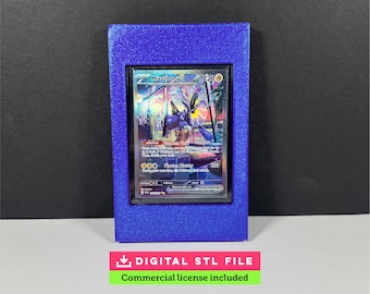 Puede incluir: Un marco de exhibición rectangular azul con purpurina que contiene una carta coleccionable Miraidon ex de 220 HP. La carta muestra una criatura robótica, la habilidad Tandem Unit y el ataque Photon Blaster. Texto debajo: DIGITAL STL FILE.
