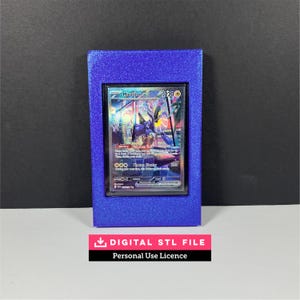 Op de afbeelding: Een rechthoekige blauwe glitter displaylijst met een Miraidon ex ruilkaart. De kaart bevat een illustratie van een metalen wezen, de tekst Miraidon ex, 220 HP, de Tandem Unit vaardigheid en de Photon Blaster aanval.
