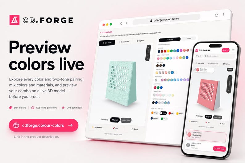 Pu&ograve; includere: Un'interfaccia digitale CD.FORGE che mostra uno strumento di anteprima del colore 3D su laptop e smartphone. Lo schermo visualizza un modello di espositore verde menta e rosa corallo, campioni di colore e il testo Preview colors live su cdforge.co/our-colors.