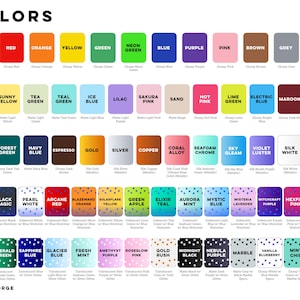 Pu&ograve; includere: Una tabella colori che mostra un'ampia variet&agrave; di campioni etichettati con nomi come Nero, Rosso, Arancione, Giallo, Verde, Verde Neon, Blu, Viola, Rosa, Marrone, Grigio, Bianco, Pesca e altri, incluse finiture iridescenti, glitterate e opache.