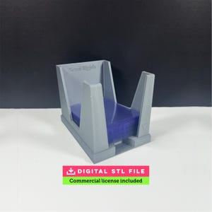 Könnte beinhalten: Ein grauer 3D-gedruckter Kartenhalter mit einem Stapel blauer Karten im Inneren. Der Halter hat eine rechteckige Basis und abgewinkelte Seiten. Auf dem Halter steht "Semi-Flygts". Ein rosa-grünes Banner unten zeigt "DIGITAL STL FILE" und "Commercial license included."