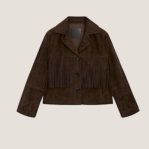 Puede incluir: Chaqueta de ante marrón con flecos en el pecho. La chaqueta tiene cuello, mangas largas y tres botones oscuros en la parte delantera. La chaqueta es de color marrón liso.