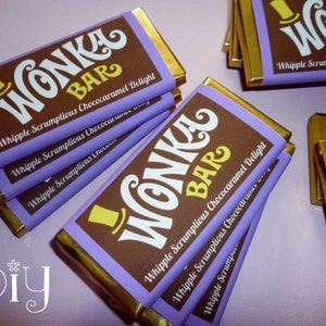 以下が含まれることがあります： 「Wonka Bar」と「Whipple Scrumptious Chococaramel Delight」の文字が書かれた、紫と金のチョコレートバーの包装紙の束。