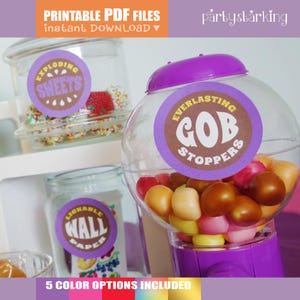 Peut inclure: Une machine à gommes transparente avec une base et un couvercle violets, remplie de bonbons colorés. L'image montre également des bocaux en verre avec des étiquettes indiquant "Exploding Sweets" et "Lickable Wall Paper". Le texte en haut dit "Printable PDF Files instant Download".