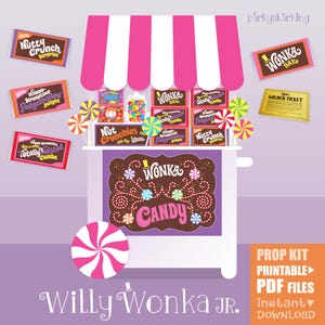 以下が含まれることがあります： ピンクと白のストライプのオーニングが付いた、気まぐれなキャンディーショップの小道具キット。デザインは、さまざまなウォンカのチョコレートバー、ロリポップ、そして「ウォンカキャンディー」と書かれた大きな看板が特徴です。「Willy Wonka Jr.」という言葉が一番下にあります。