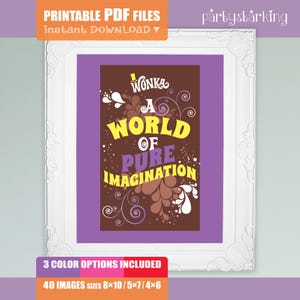 以下が含まれることがあります： 茶色の背景に「Wonka, A World of Pure Imagination」という文字が黄色と白で書かれた額入りのプリント。紫色の縁取りが施されています。白いフレームには装飾的なディテールがあります。上部のバナーには「Printable PDF Files, instant DOWNLOAD」と書かれています。