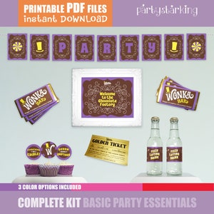 Può includere: Decorazioni per feste stampabili a tema Willy Wonka. Il set include uno striscione con la parola "PARTY", un cartello di benvenuto, involucri di barrette di cioccolato, topper per cupcake, un biglietto d'oro ed etichette per bevande frizzanti. I colori sono viola, marrone, giallo e bianco.