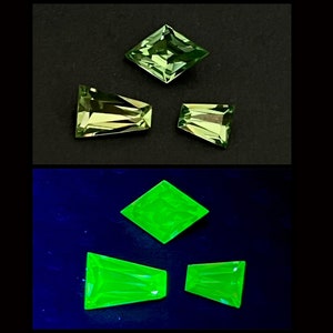 Könnte beinhalten: Drei grüne Edelsteine, ein quadratischer und zwei dreieckige, werden unter normalem Licht und dann unter UV-Licht gezeigt. Die Edelsteine leuchten unter UV-Licht hell.