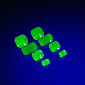 8 piezas - 4 tamaños RAROS diamantes de imitación de vidrio de uranio vintage TODOS los octágonos brillan con luz negra Verde peridoto 8x6,5 10x5 7x5 5x3 Vidrio de vaselina