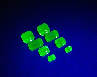 8 Stück - 4 Größen SELTEN Vintage Uran Glas Edelstein Strasssteine ALLE achteck leuchtet in schwarzlicht Peridot grün 8x6,5 10x5 7x5 5x3 Vaseline Glas