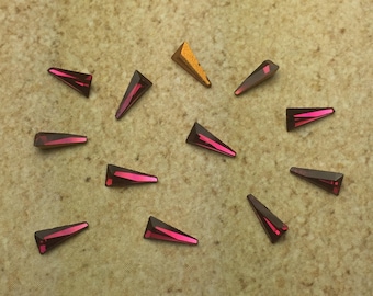 SELTEN 6x3x0.75 mm Rubinrot Swarovski Keystone Dreieck Strasssteine Maschinenschnitt 12 Stück sehr selten sehr seltener artikel 193 4700 1950s Crystal clay